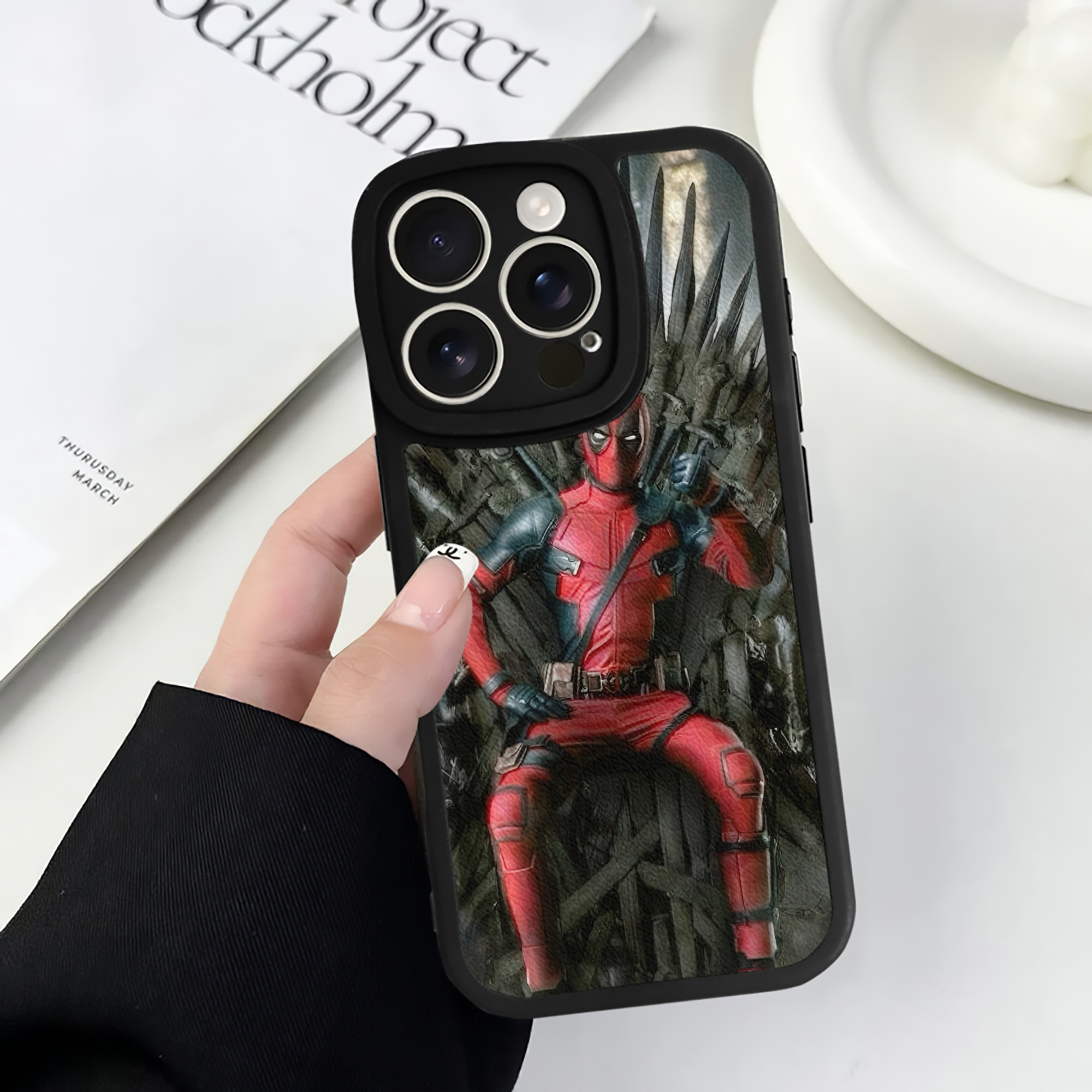 （画像用） Deadpool デッドプール 【iPhone 16シリーズ対応】シリコンスマホケース（レザー調） 材質：シリコン